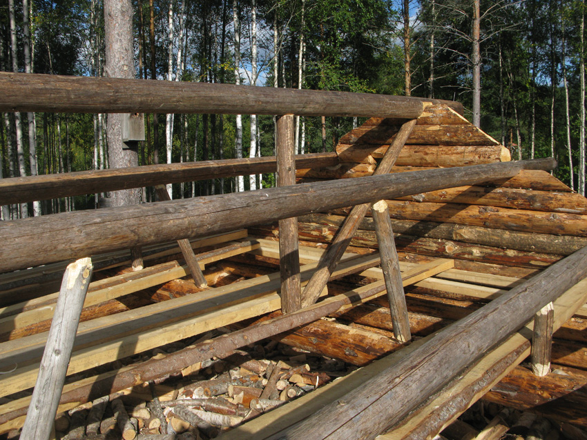 Vedbod av rundtimmer