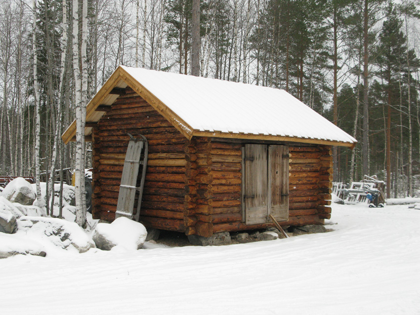 Vedbod av rundtimmer